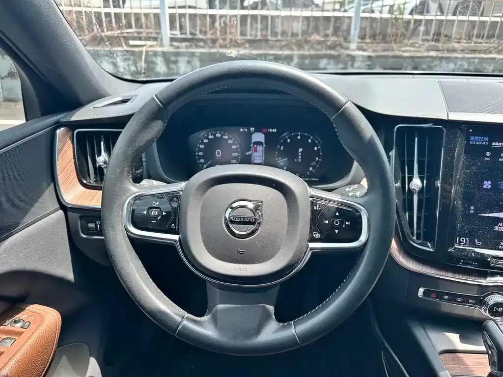 Volvo XC60 — фото 6