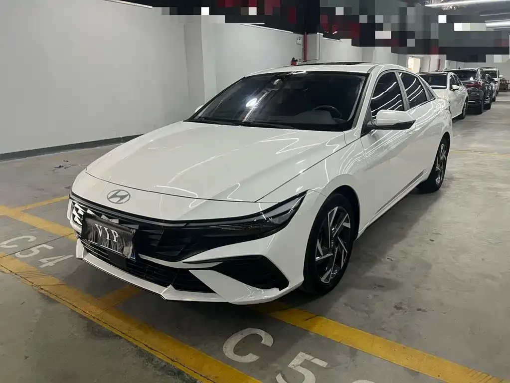 Hyundai Elantra — фото 1