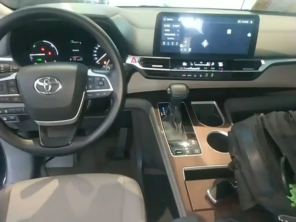 Toyota Granvia 2024 из CN, фото 7