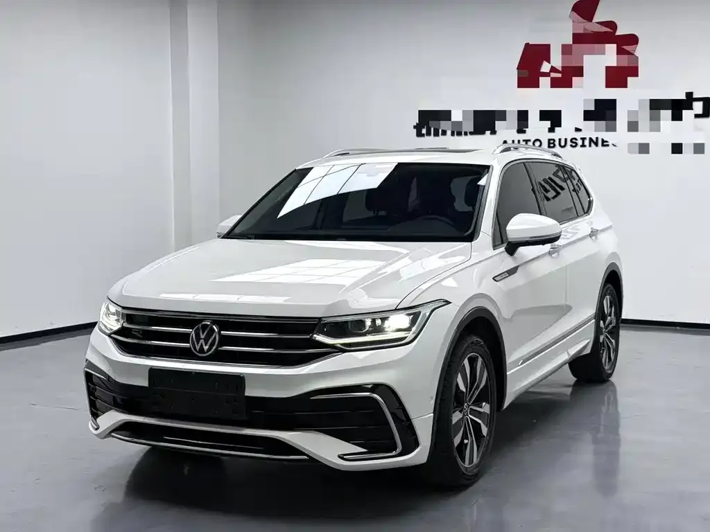 Volkswagen Tiguan L — фото 1