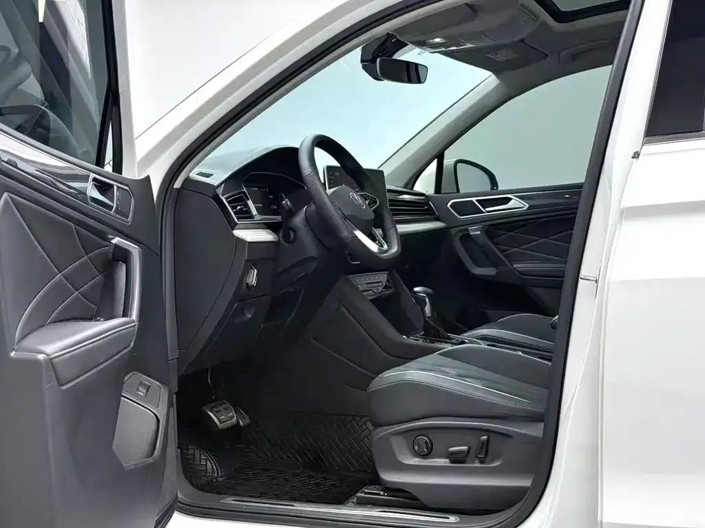 Volkswagen Tiguan L — фото 4