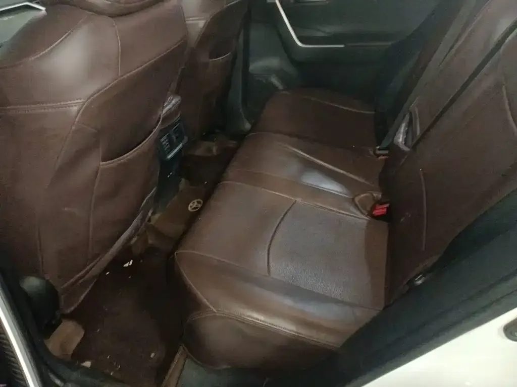 Toyota RAV4 — фото 9