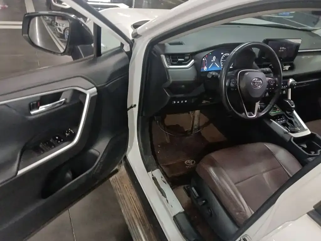 Toyota RAV4 — фото 7