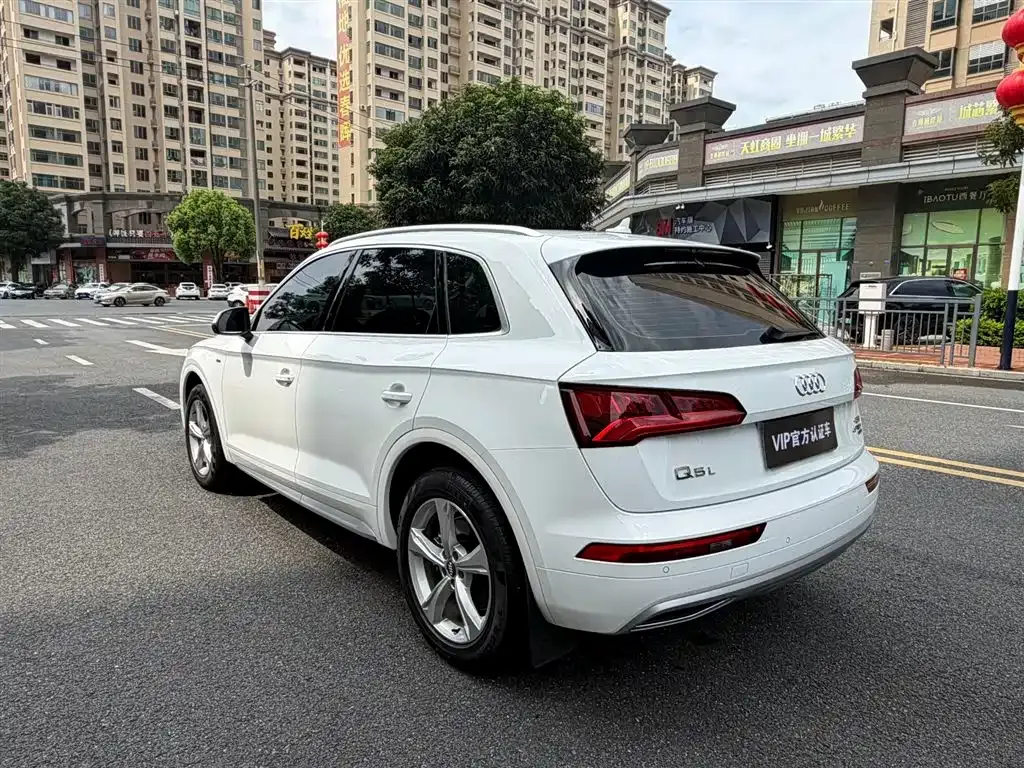 Audi Q5L — фото 5