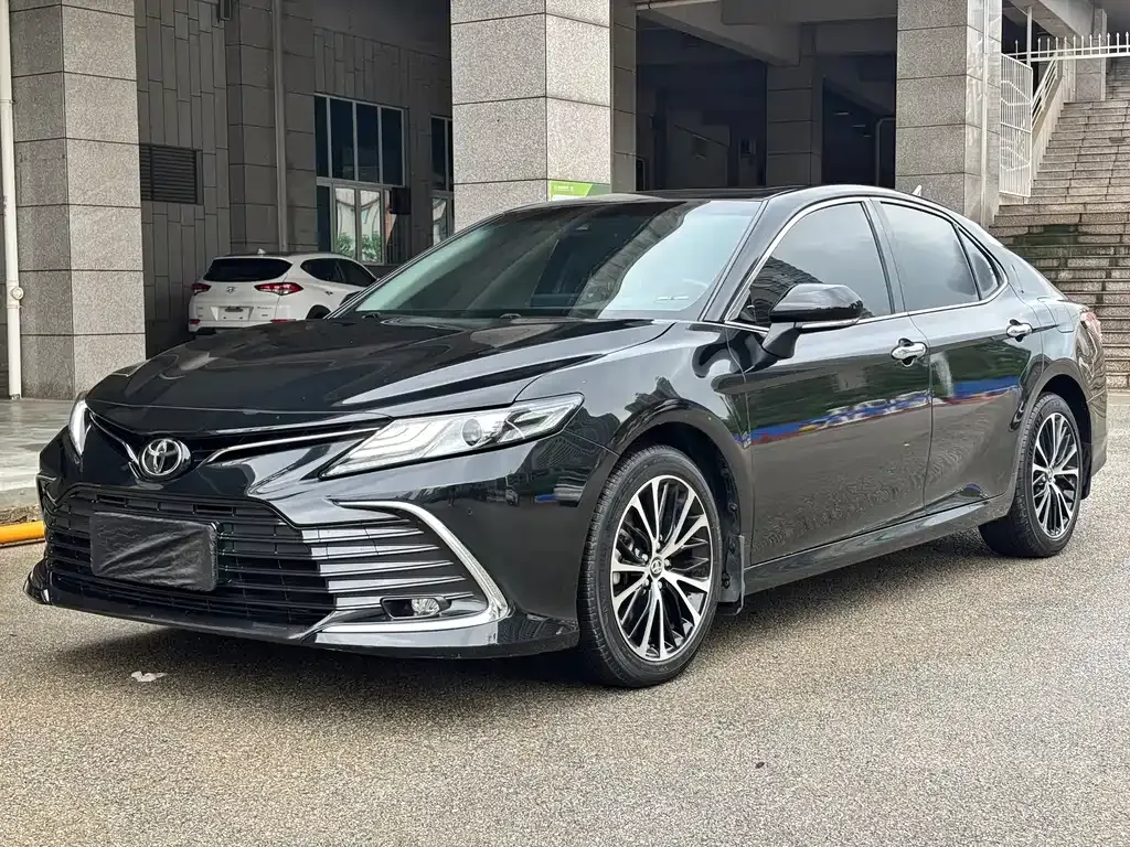 Toyota Camry — фото 1
