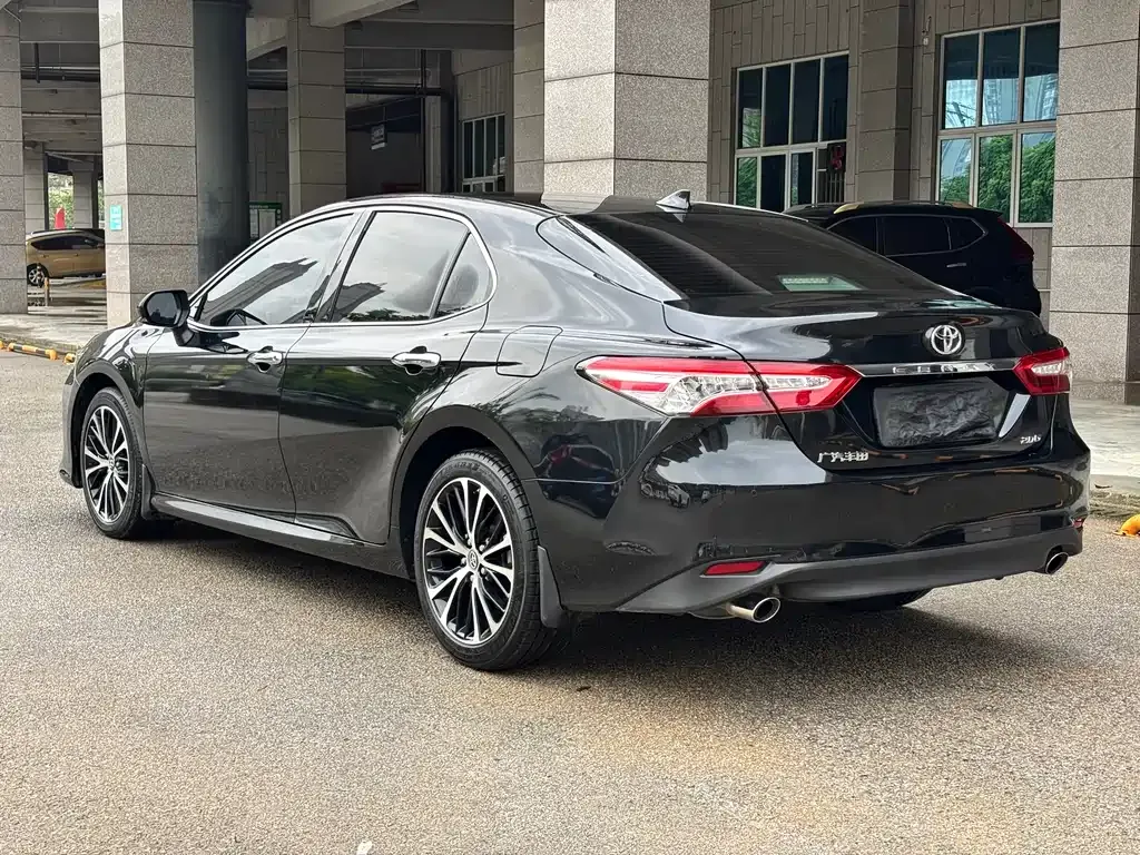 Toyota Camry — фото 3