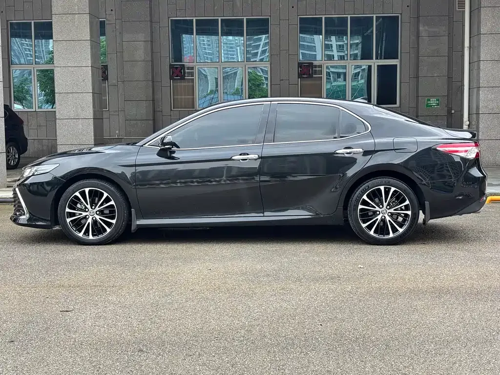 Toyota Camry — фото 8