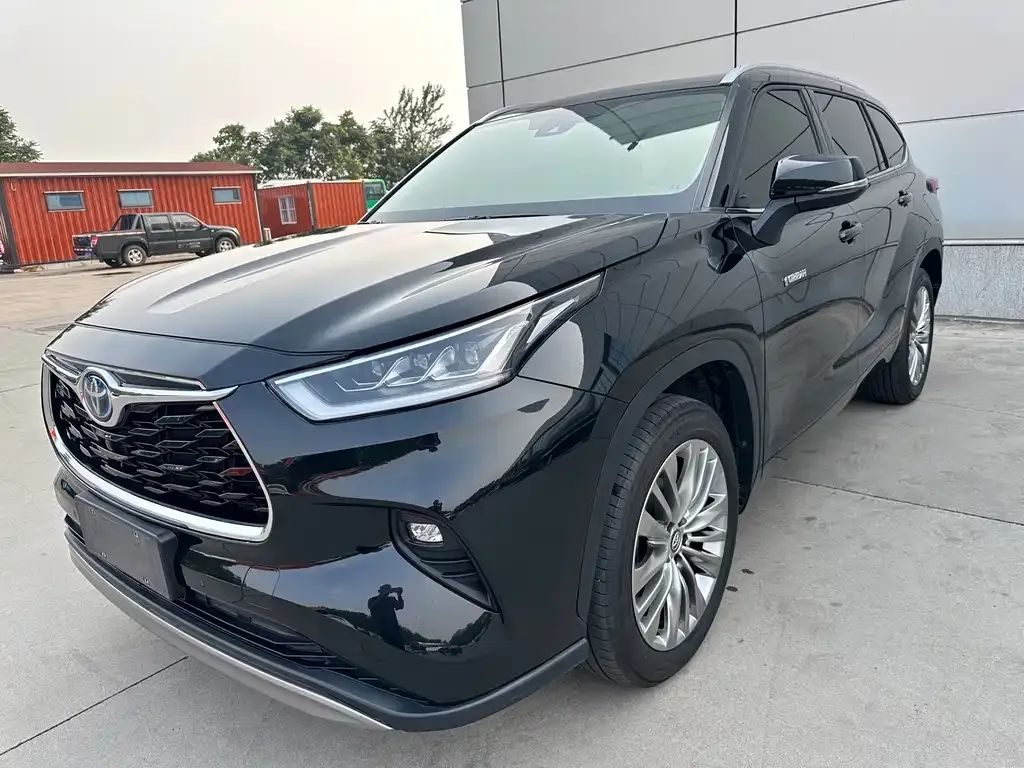 Toyota Highlander — фото 1