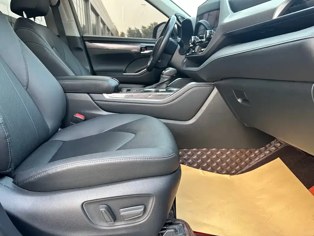 Toyota Highlander — фото 10