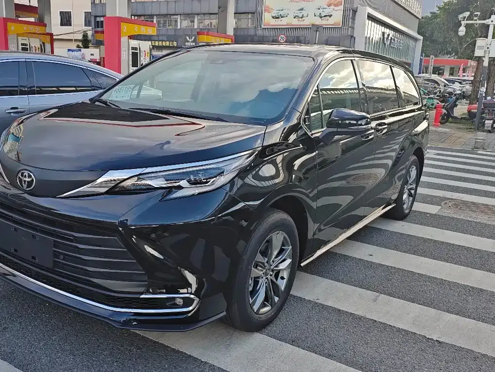 Toyota Sienna — фото 1