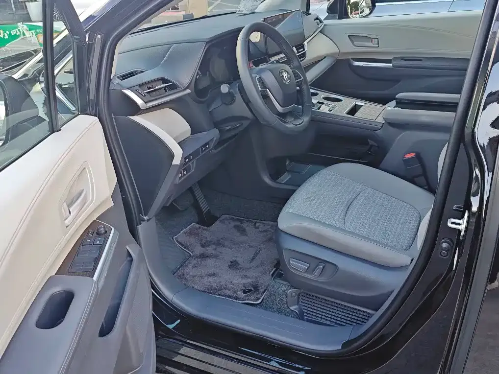 Toyota Sienna — фото 4