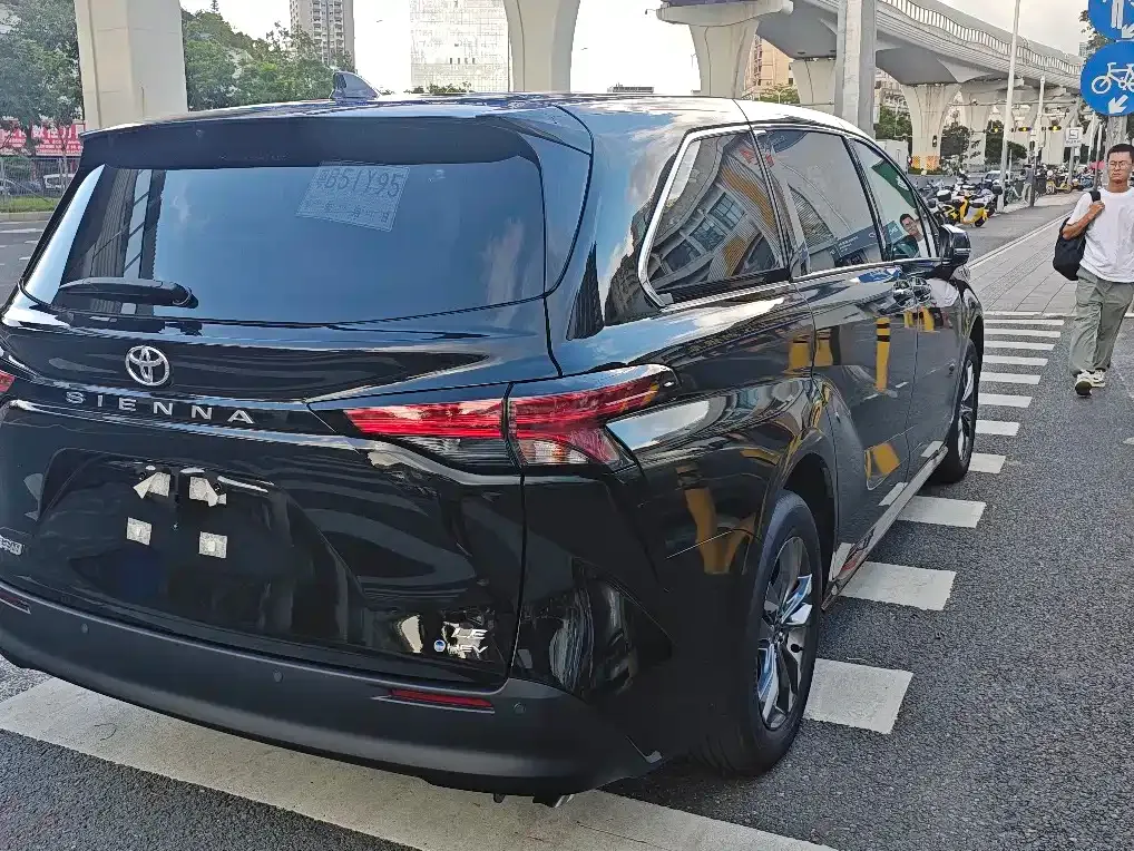 Toyota Sienna — фото 9