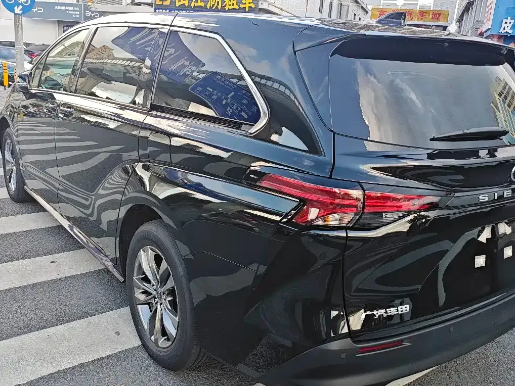 Toyota Sienna — фото 3