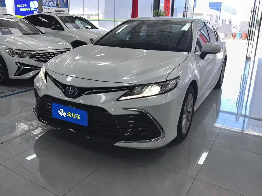 Toyota Camry — фото 1