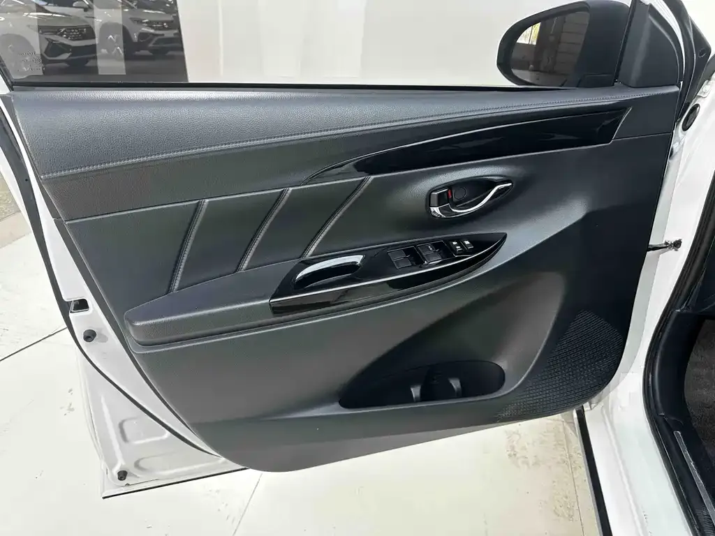 Toyota Yaris L — фото 3