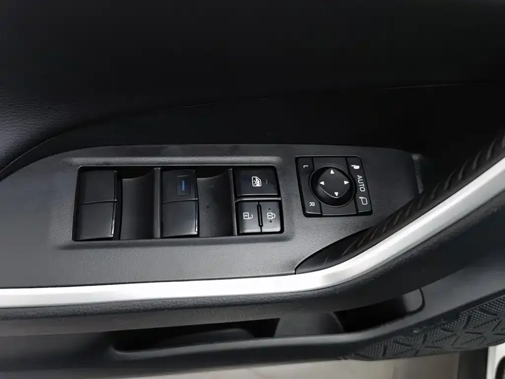 Toyota RAV4 — фото 5