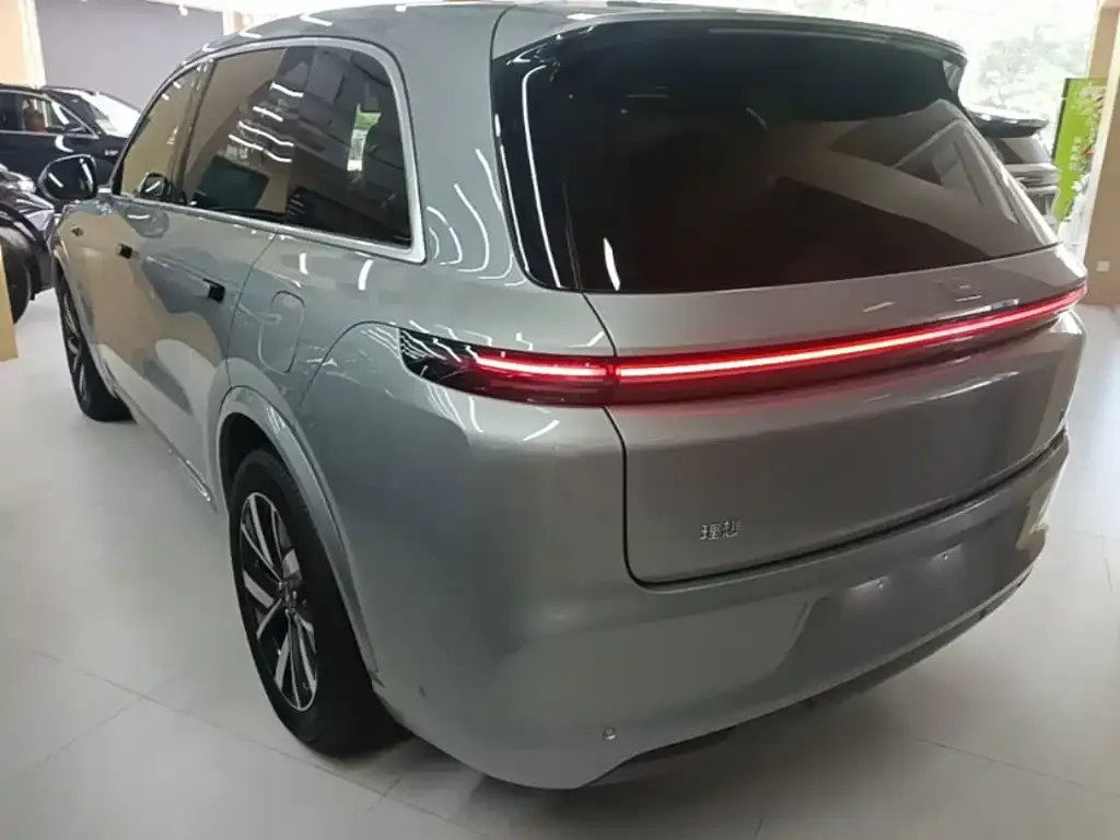 Li Auto L8 — фото 5