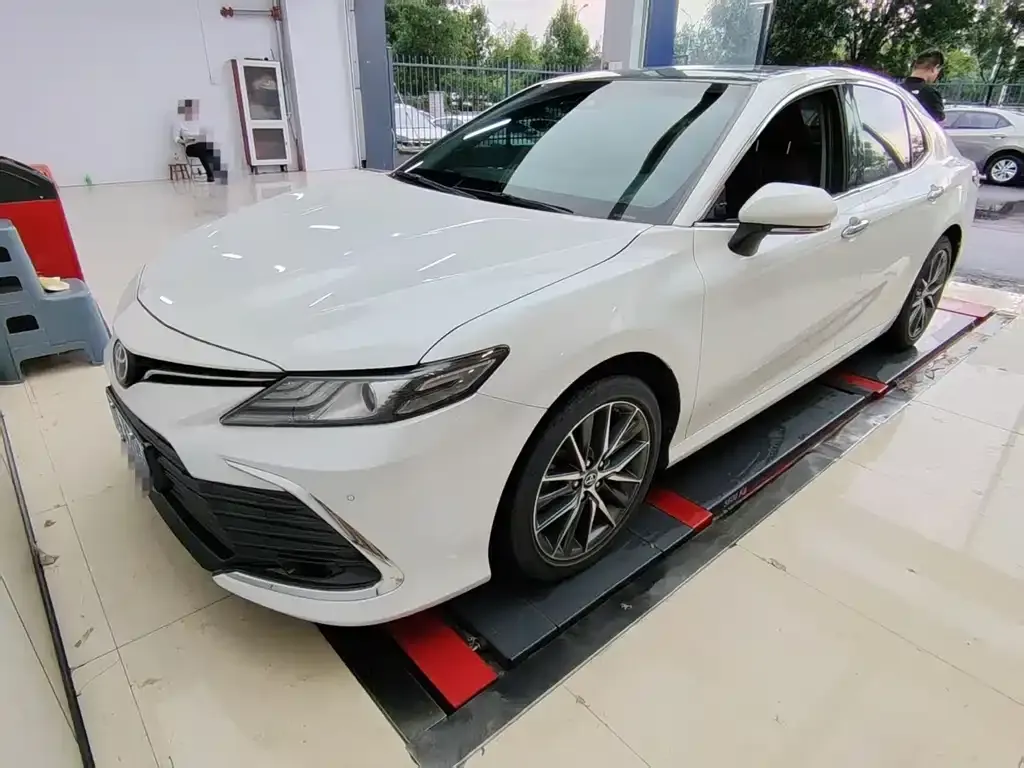 Toyota Camry — фото 1