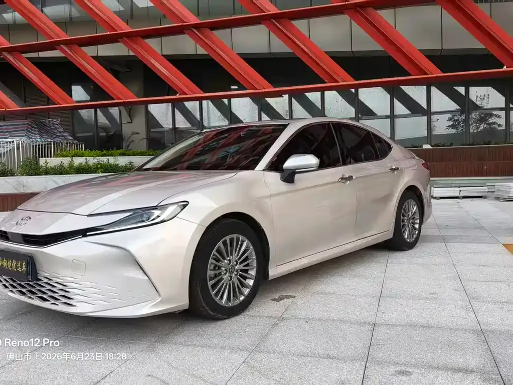 Toyota Camry — фото 1