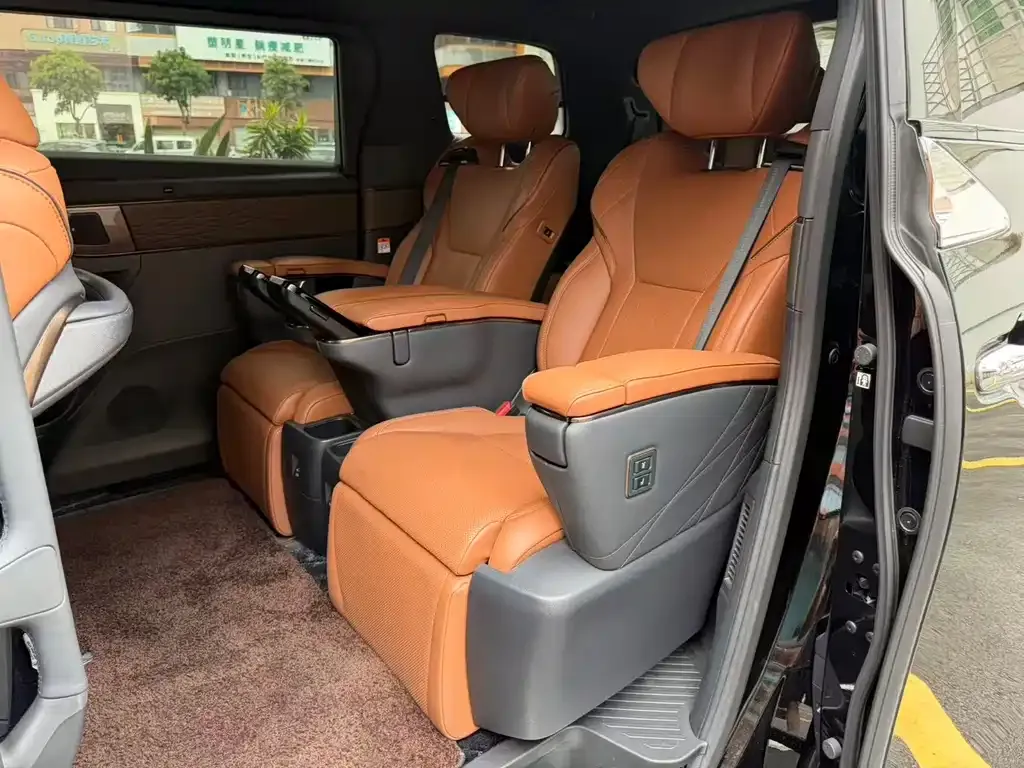Toyota Alphard — фото 7