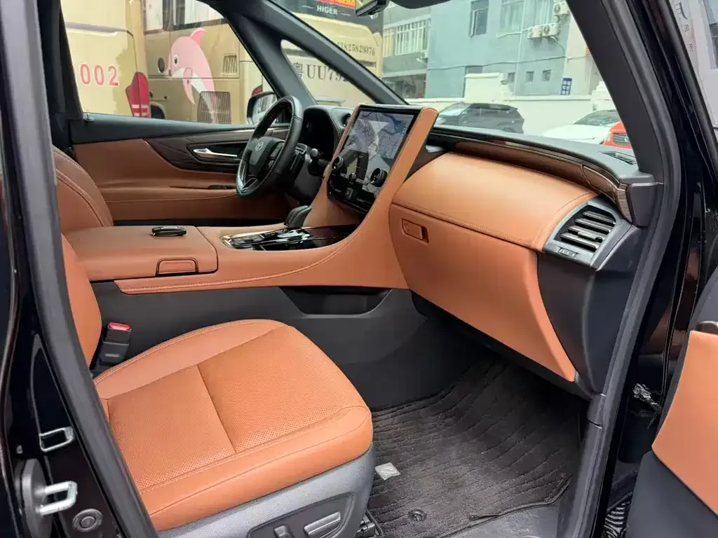 Toyota Alphard — фото 2