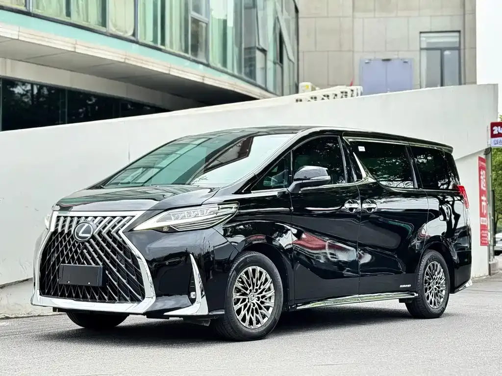 Lexus LM — фото 1