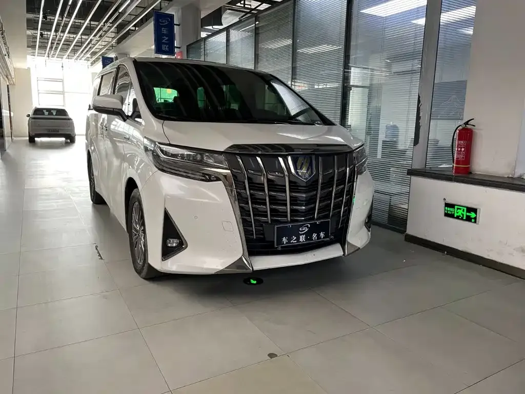 Toyota Alphard — фото 1