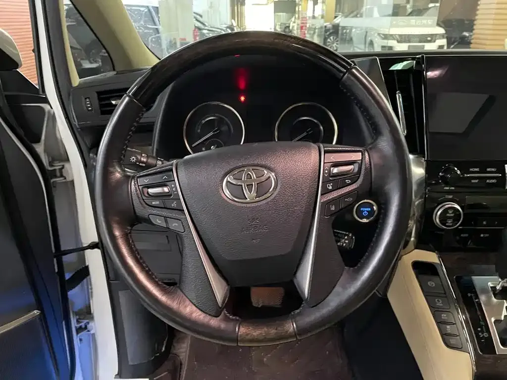 Toyota Alphard — фото 3