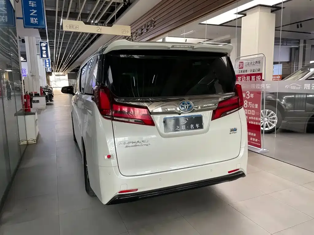 Toyota Alphard — фото 6