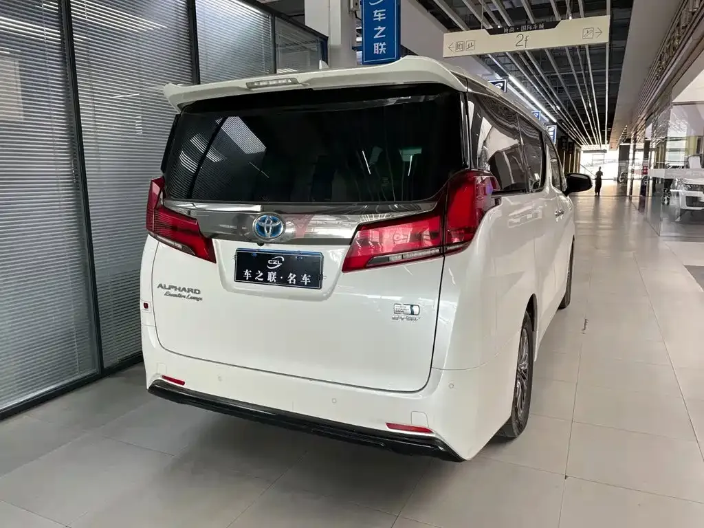 Toyota Alphard — фото 8