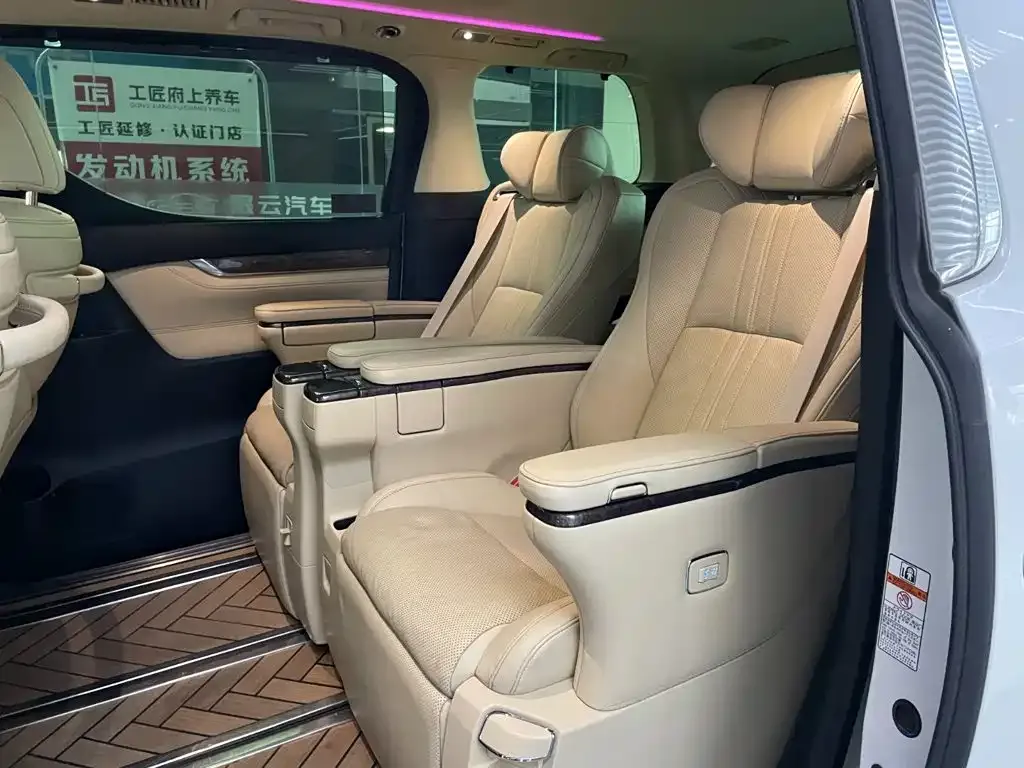 Toyota Alphard — фото 7