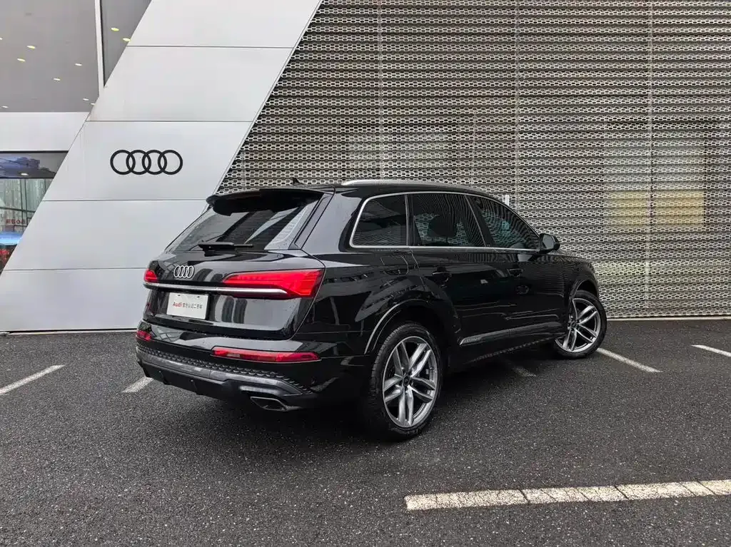 Audi Q7 — фото 8