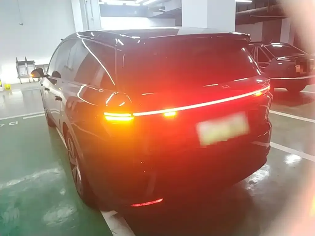 Li Auto i8 — фото 5