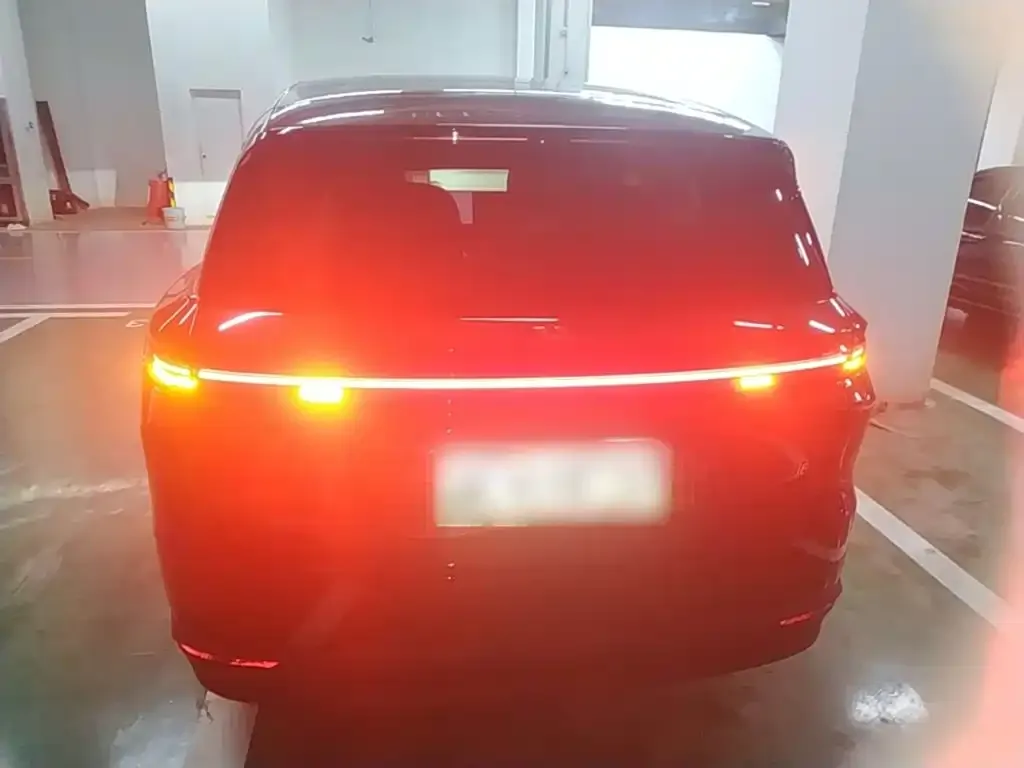 Li Auto i8 — фото 10