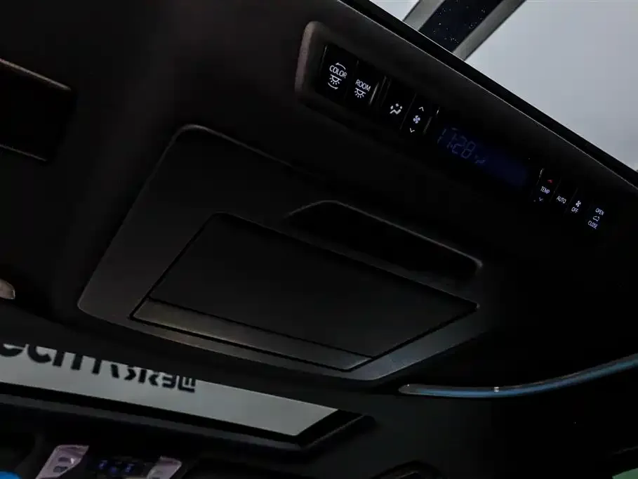 Toyota Alphard — фото 7