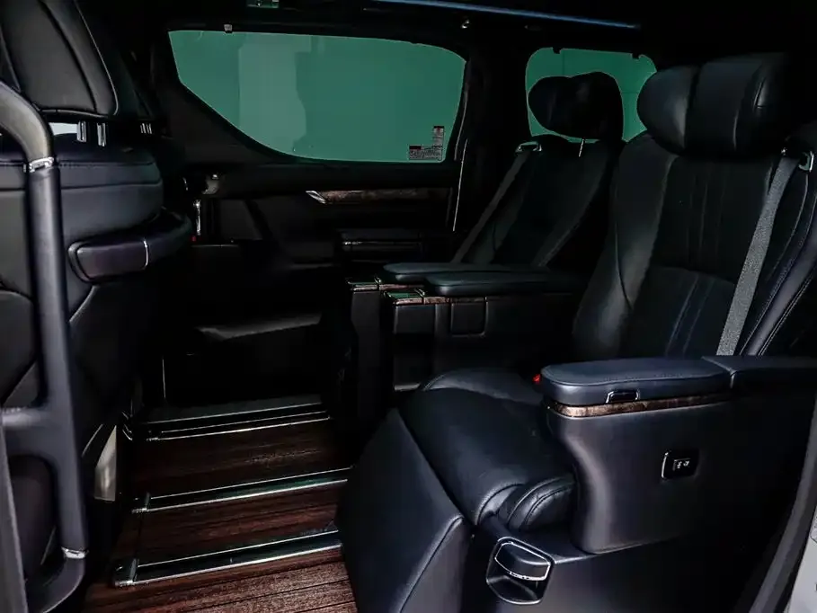 Toyota Alphard — фото 2
