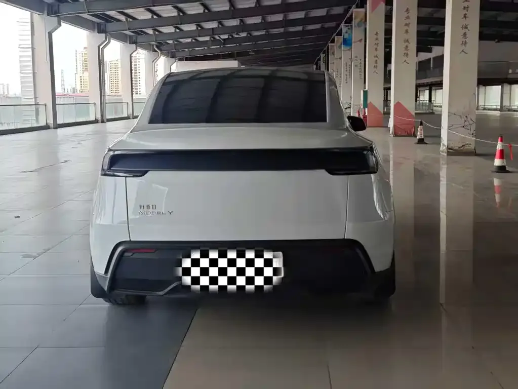 Tesla Model Y — фото 10