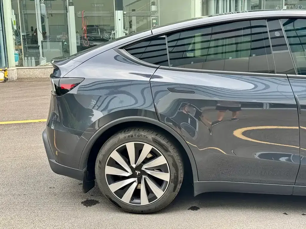 Tesla Model Y — фото 7