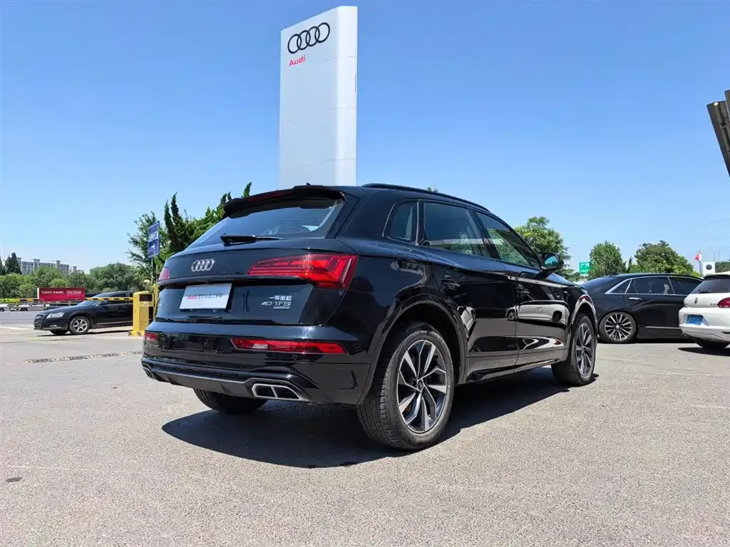 Audi Q5L — фото 10