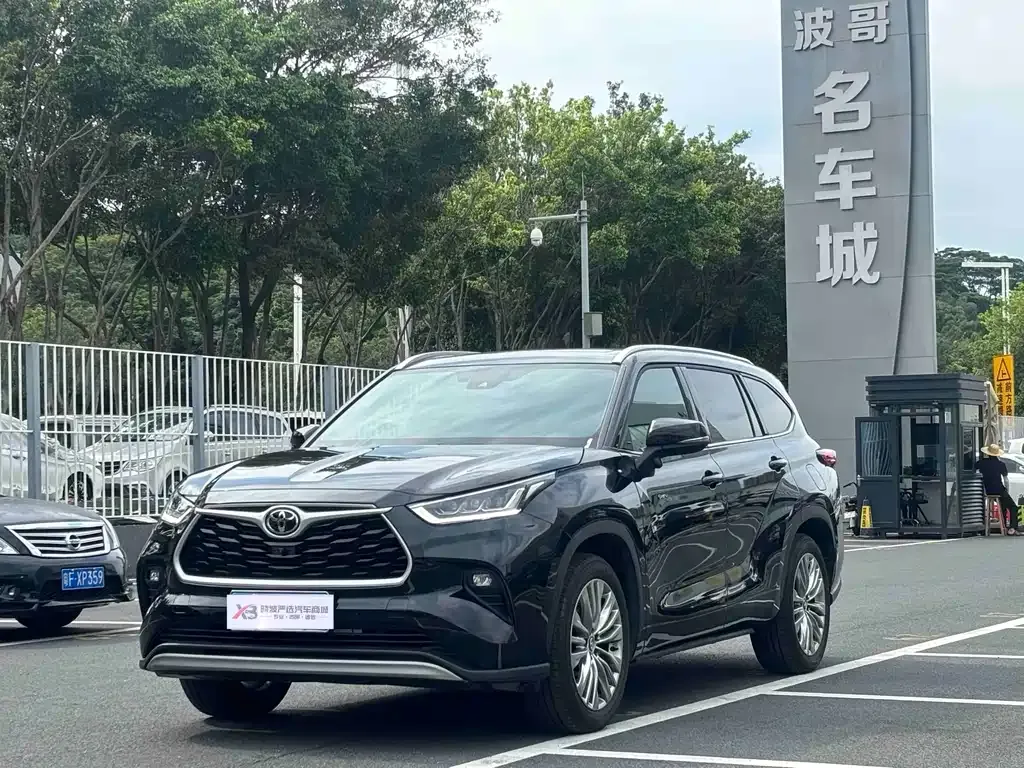 Toyota Highlander — фото 1