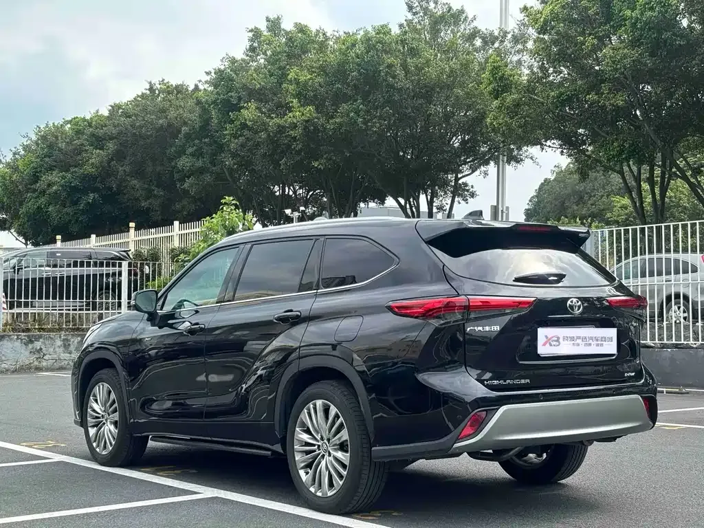 Toyota Highlander — фото 10