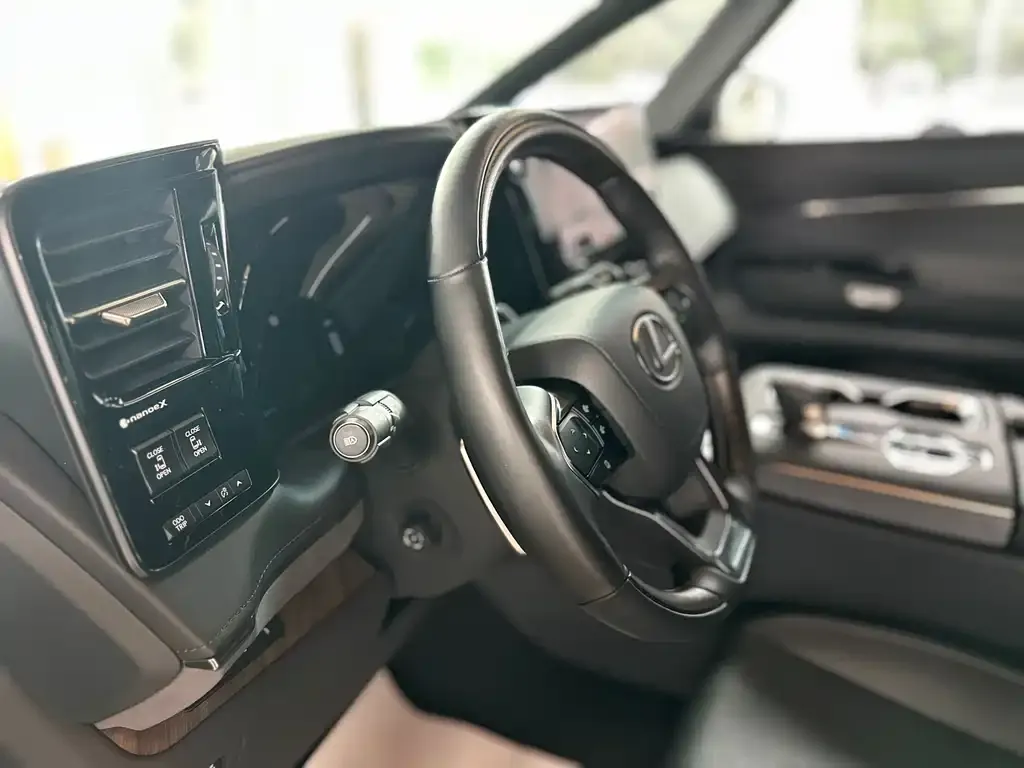 Lexus LM — фото 2