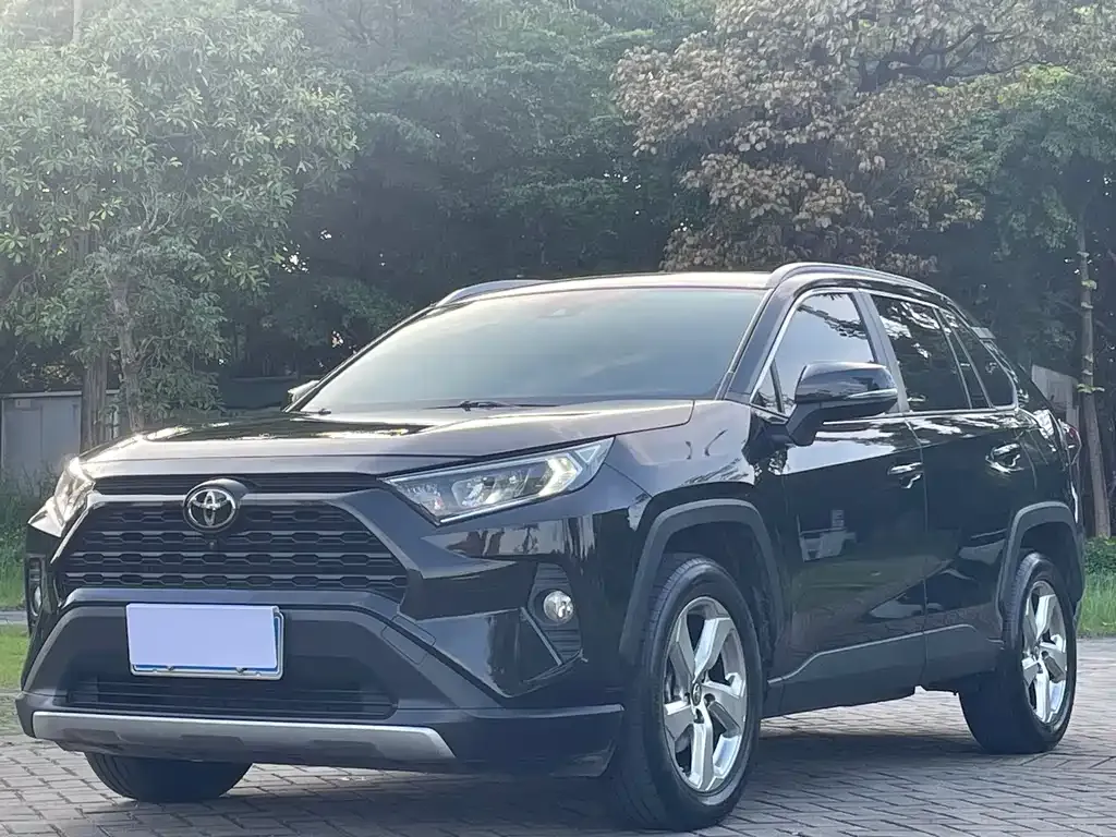 Toyota RAV4 — фото 1