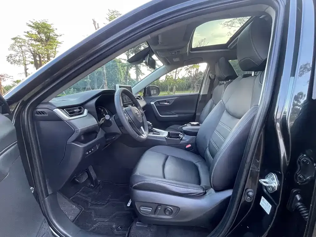 Toyota RAV4 — фото 6