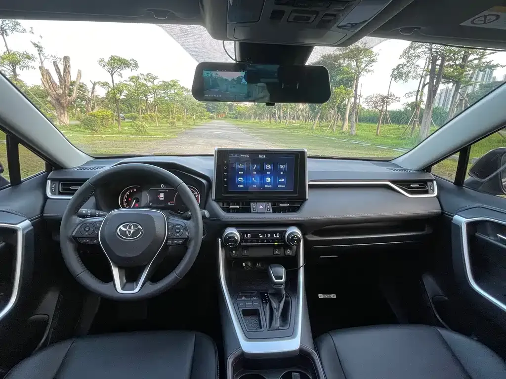 Toyota RAV4 — фото 4