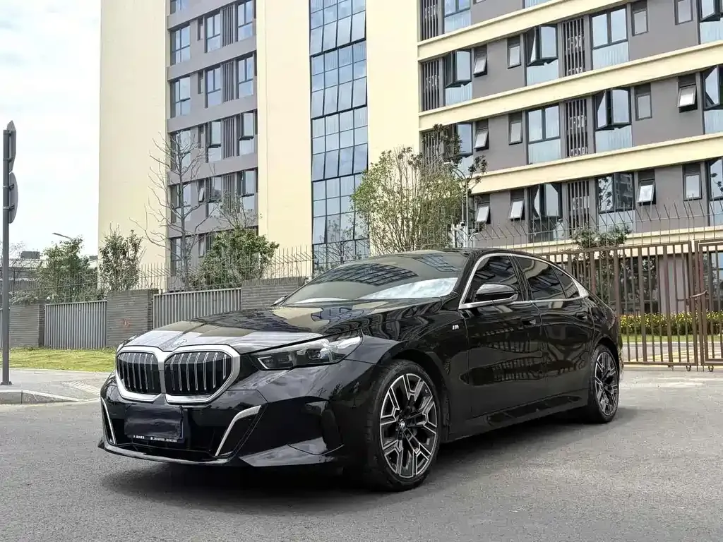BMW 5 Series — фото 1