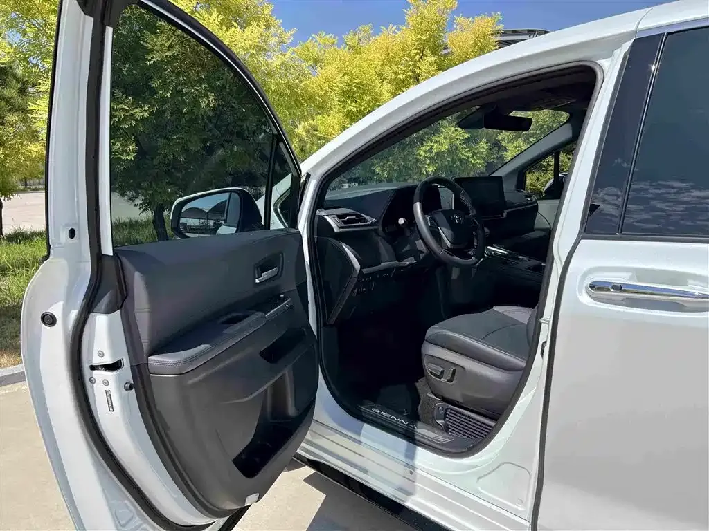 Toyota Sienna — фото 5