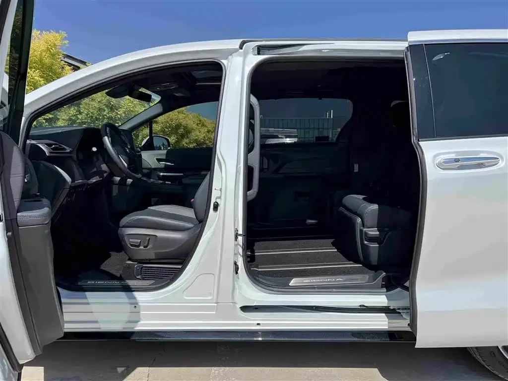 Toyota Sienna — фото 3