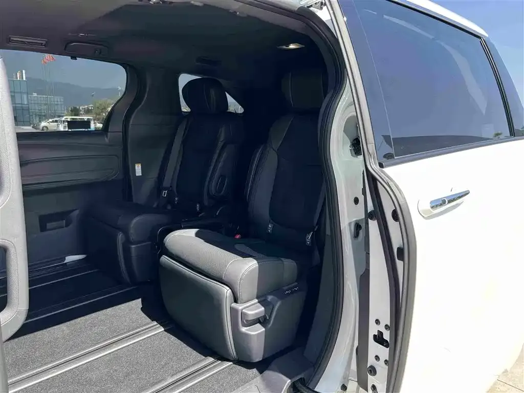 Toyota Sienna — фото 2