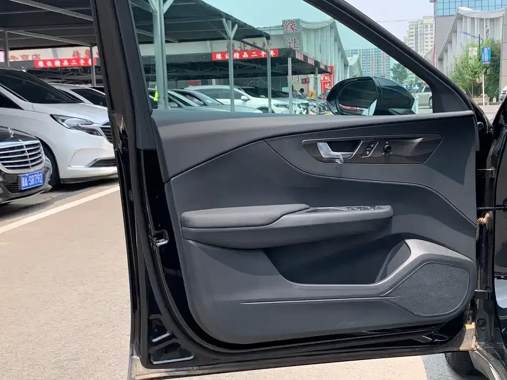 Hongqi E-QM5 — фото 4